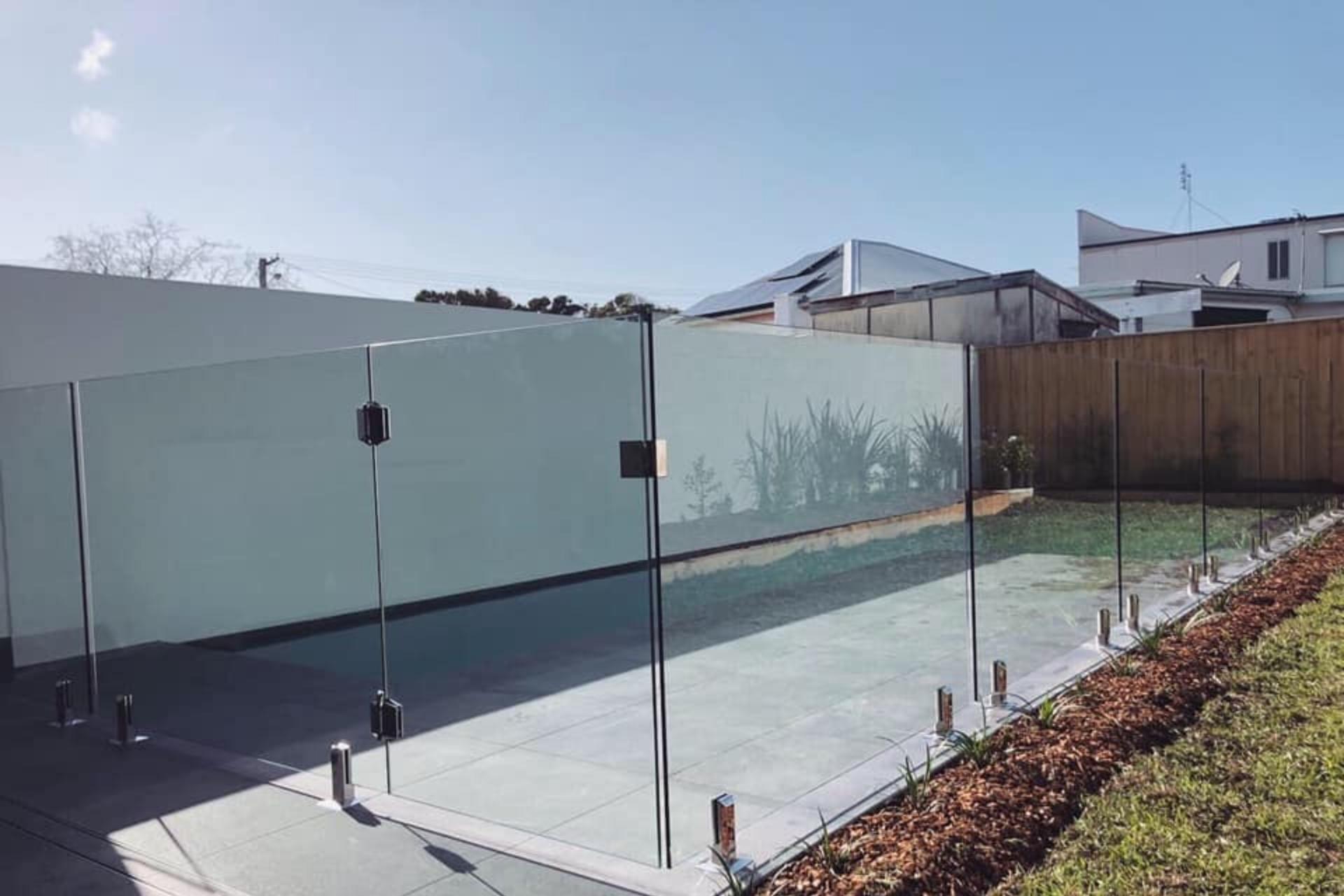 Services<br />
Pool fencing - Contemporary Stainless Steel